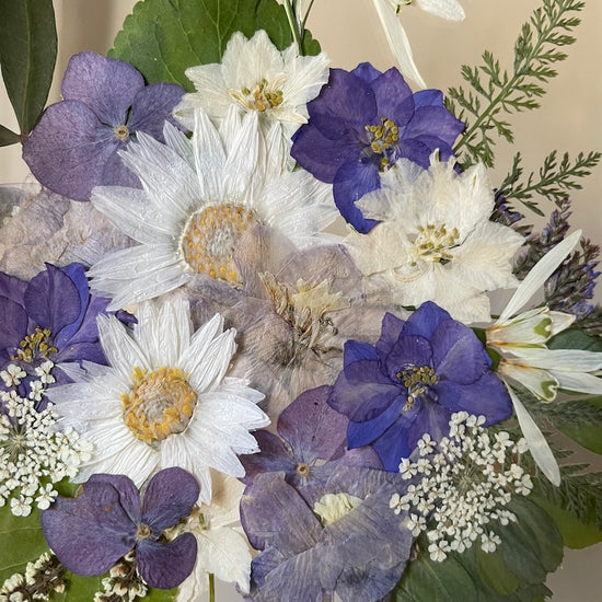 Křehkost pod modrou oblohou