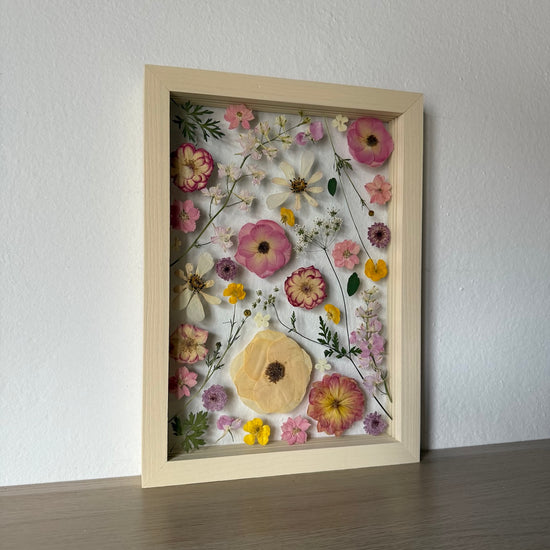 Na mýtince plné květů